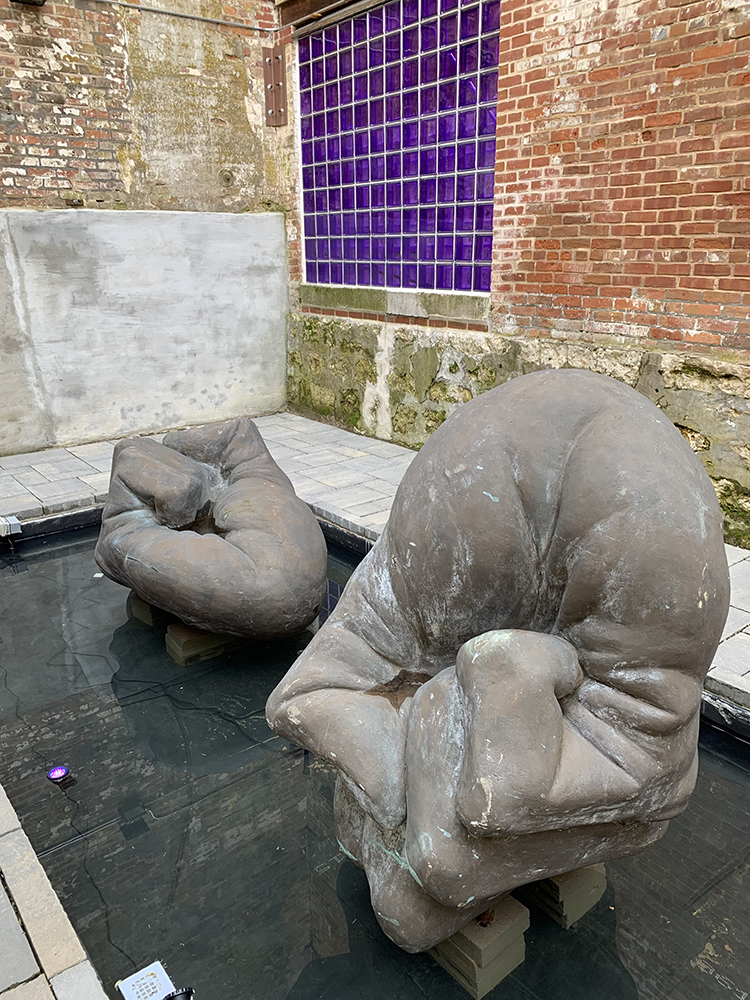 Galena-Couryard-Sculpture-Garden-Piet-Wall-by-Alessandro-Mendin- (2018)-and-Fists-by-Nina-Levy-(1995)